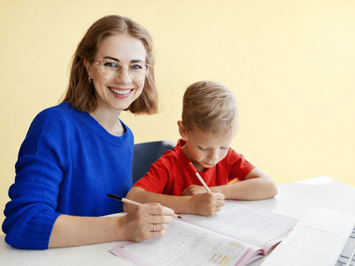 Nauczyciel pracujący indywidualnie z uczniem z afazją w szkole podstawowej – ocena opisowa i wsparcie edukacyjne ucznia ze specjalnymi potrzebami&nbsp;edukacyjnym